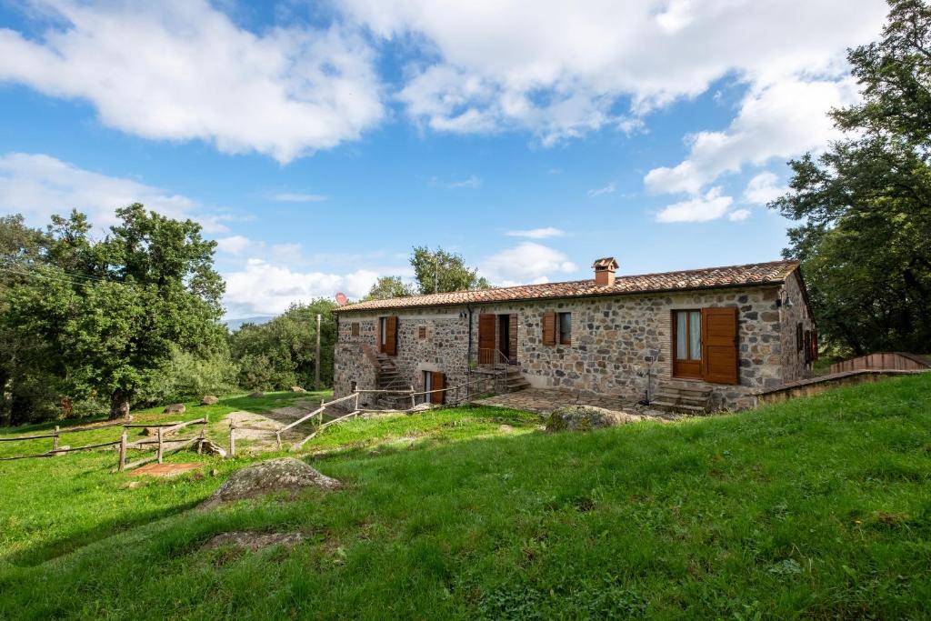 an old stone house on a grassy hill at Casetta di Ugolino in Radicofani