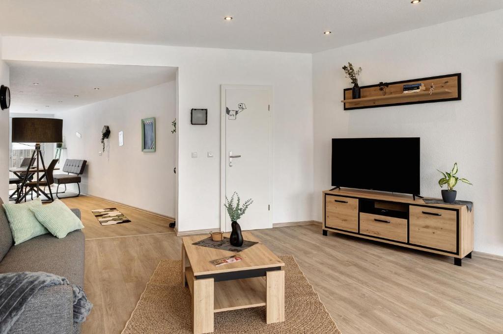 a living room with a couch and a tv at Haus am Nicolaiplatz in Salzwedel