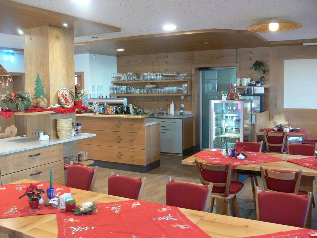 restauracja ze stołami i krzesłami oraz kuchnia w obiekcie Gasthof Engel w mieście Bad Wurzach