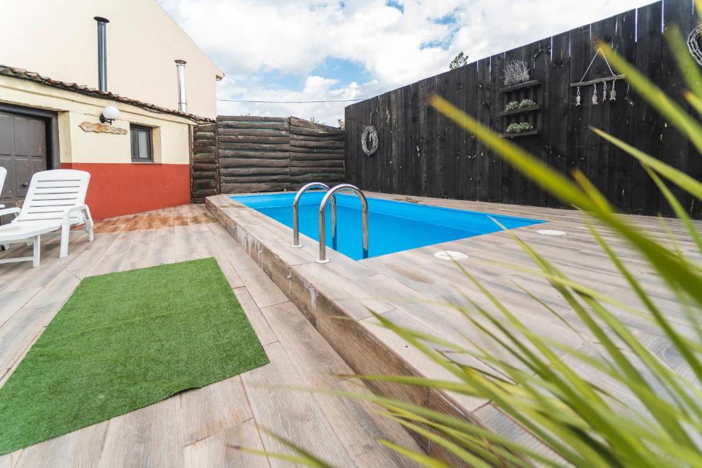 a swimming pool in the backyard of a house at Laguna Herrera in Campo de Cuéllar