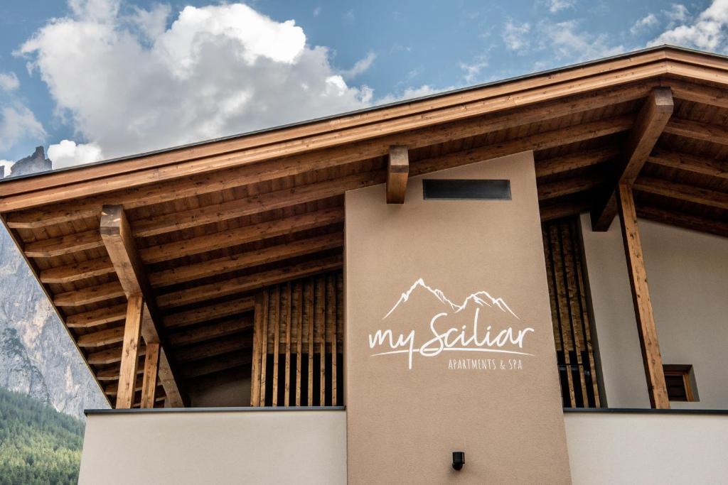 a building with a sign that reads my skeller at Mysciliar Apartment Sky ii in Siusi