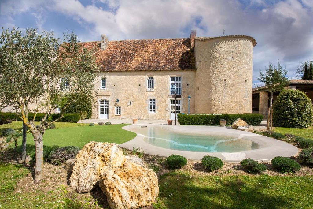 Gallery image of Château de Lugérat in Montignac-Charente