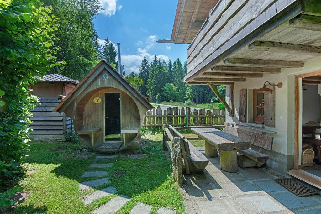 un cortile con una cuccia per cani e una panchina di Tiny Hideaway Bayerischer Wald a Sankt Englmar
