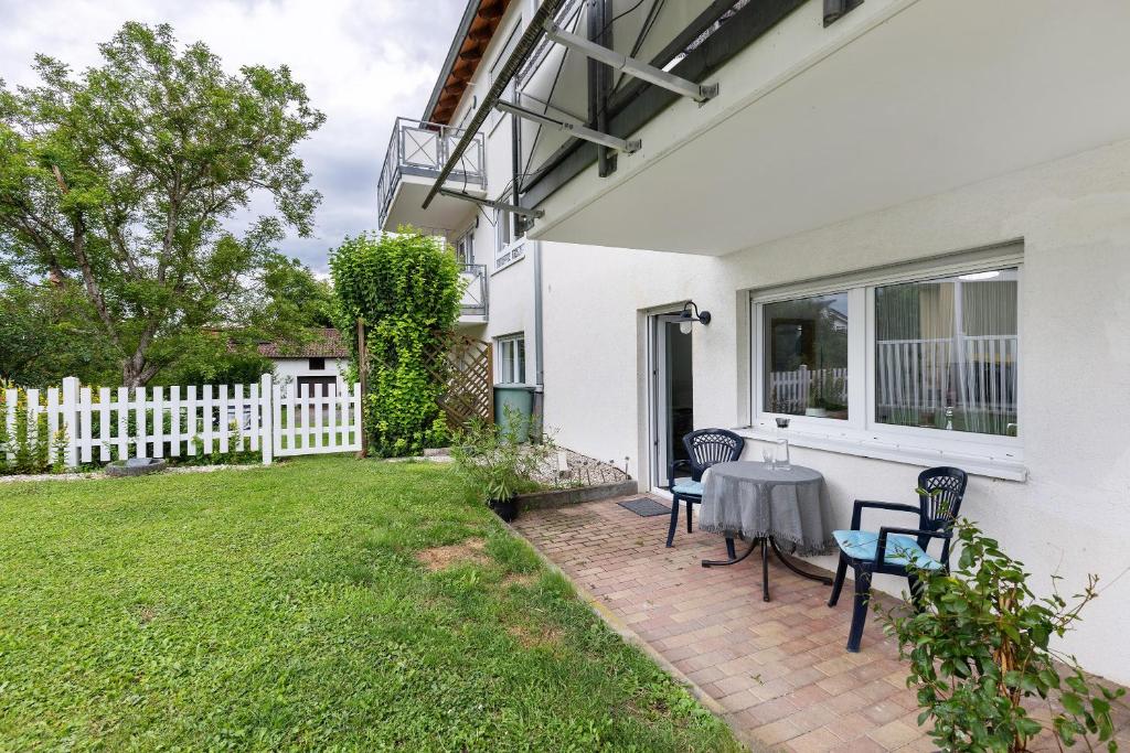 a patio with a table and chairs in a yard at Albgängerle in Mössingen