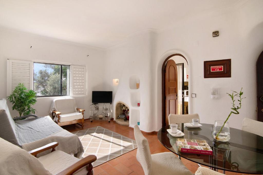 a living room with a couch and a table at Apartamento Vila Mourisca in Porches