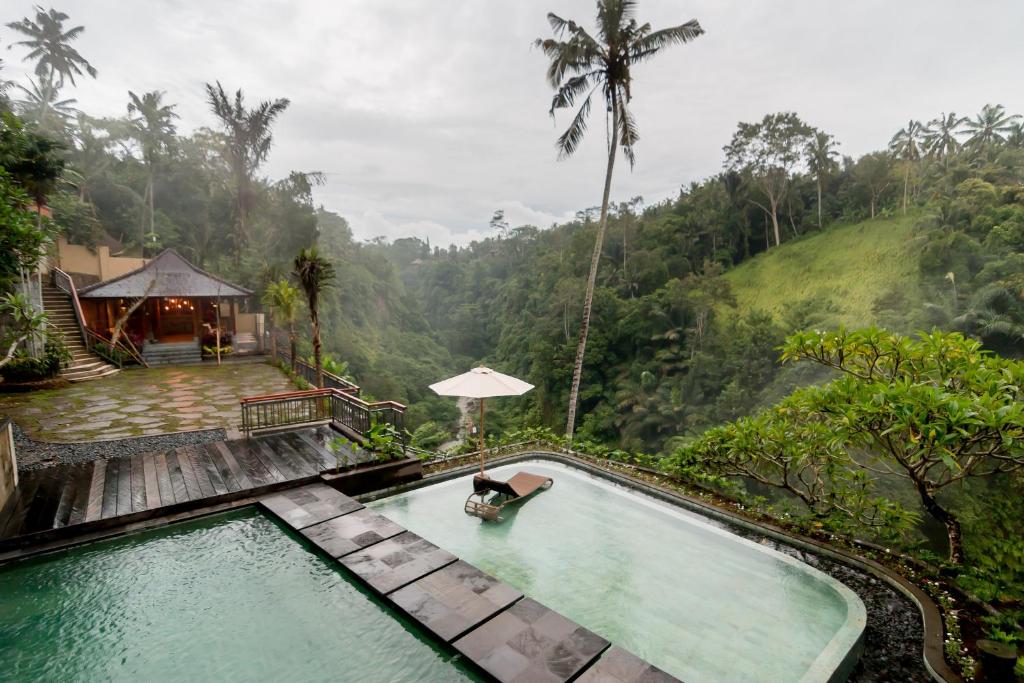 - une piscine avec vue sur la montagne dans l'établissement Ulun Ubud Resort - CHSE Certified, à Ubud