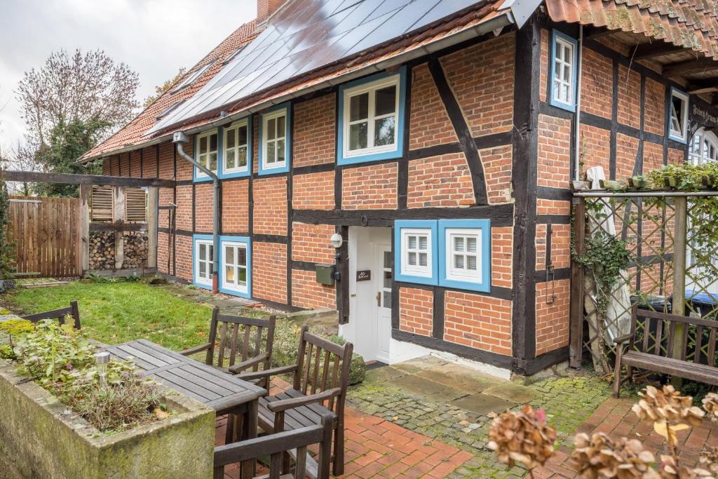 a small brick house with benches in front of it at Alte Polsterei in Nienstädt