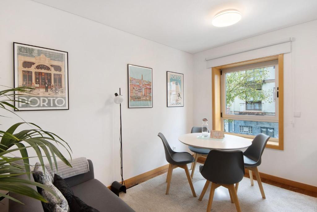 a living room with a table and chairs at Mary House in Matosinhos