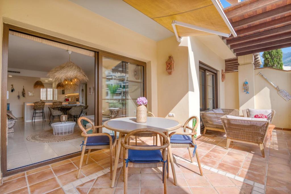 a dining room with a table and chairs at Villa Gadea 7-2 in Altea
