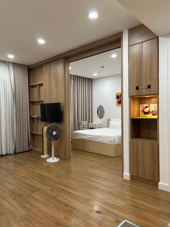 a bedroom with a bed and a large mirror at Căn hộ Republic Plaza gần Tân Sơn Nhất airport in Kon Rung (1)