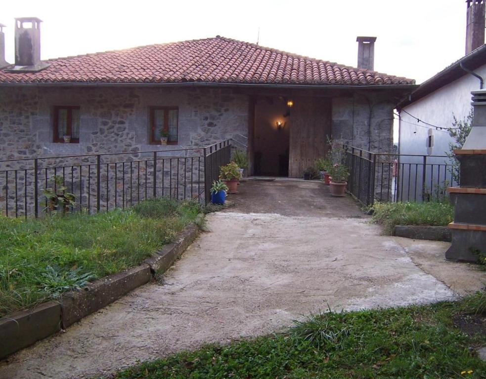 a house with a gate in front of it at Casa Rural Barbonea in Lekunberri