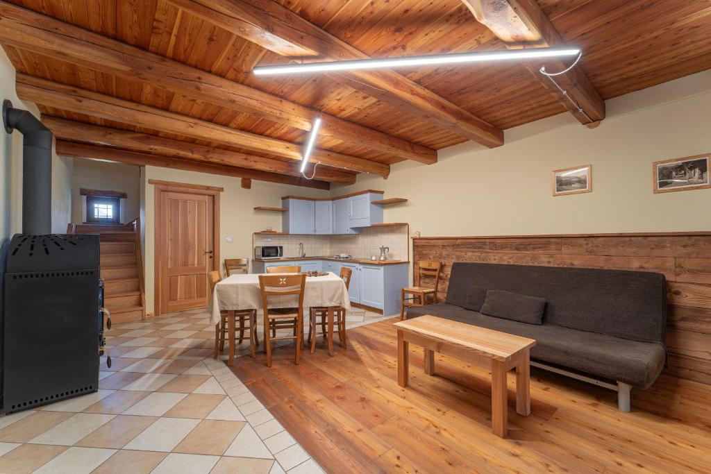 a living room with a couch and a table at Civico 7 in Marmora