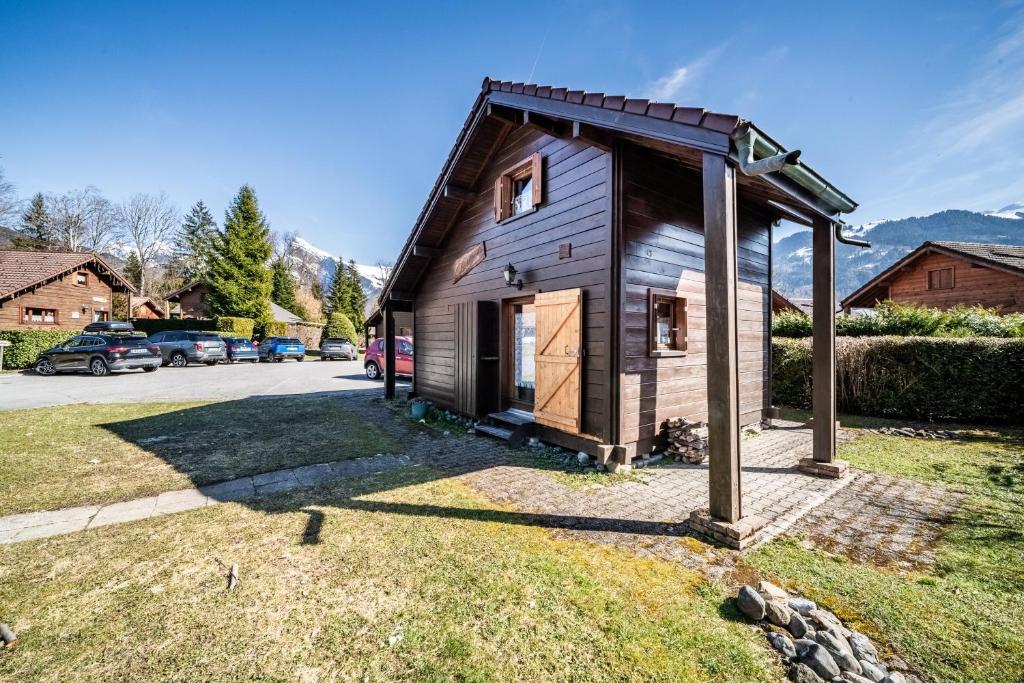 a small wooden building with a roof at Chalet 4p Simple - La Gélinotte in Verchaix
