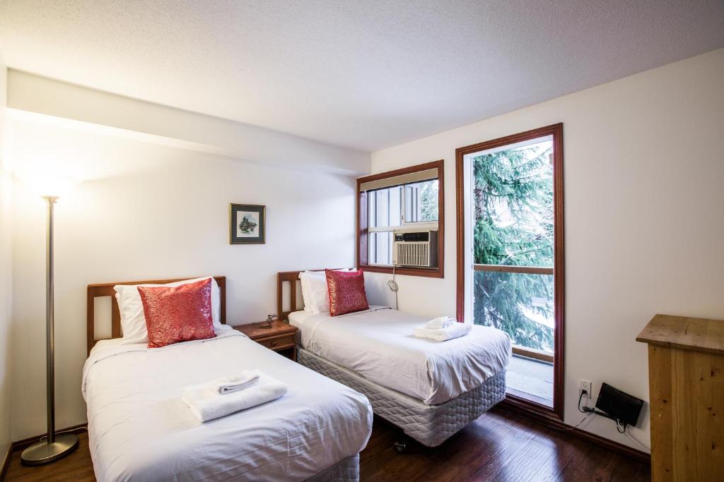 Postel nebo postele na pokoji v ubytování Whistler Blackcomb Vacation Rentals - Village North