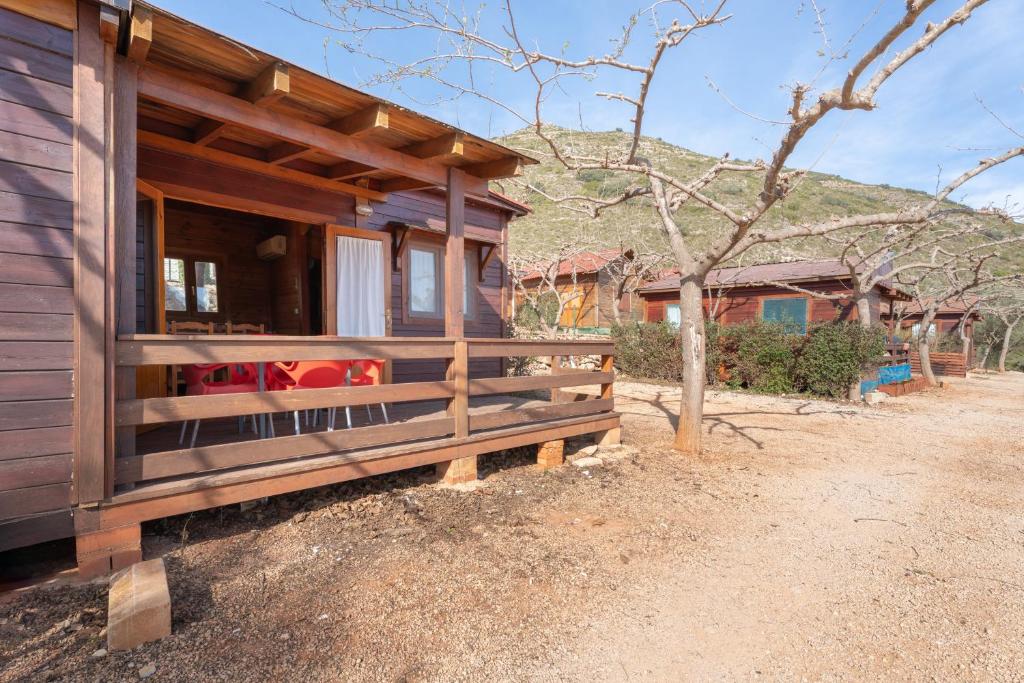 a wooden house with a fence around it at Falaguera Cabaña 2 in Bárig
