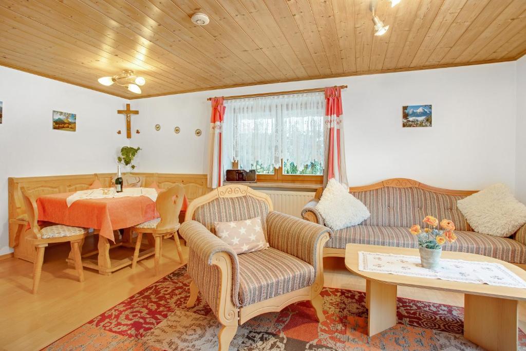 a living room with a couch and a table at Ferienwohnung König im Erdgeschoss in Berchtesgaden