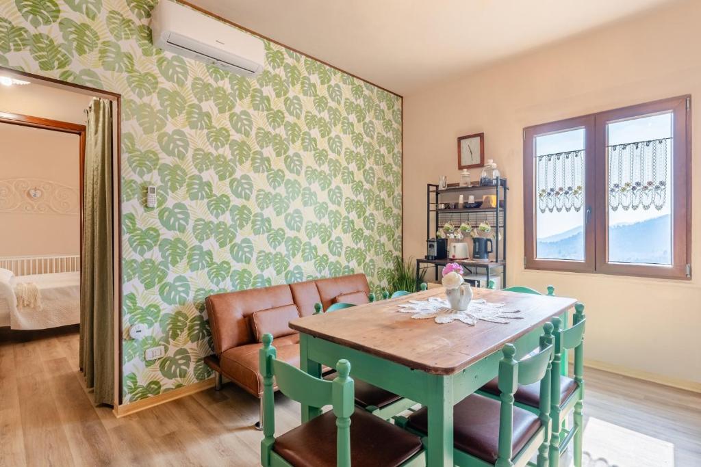 a dining room with a table and a chair at Da Susy - Aria condizionata in Pescia