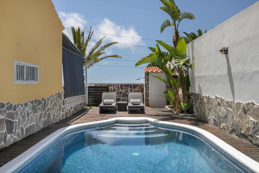 a swimming pool in the backyard of a house at Paraíso Radazul in Radazul