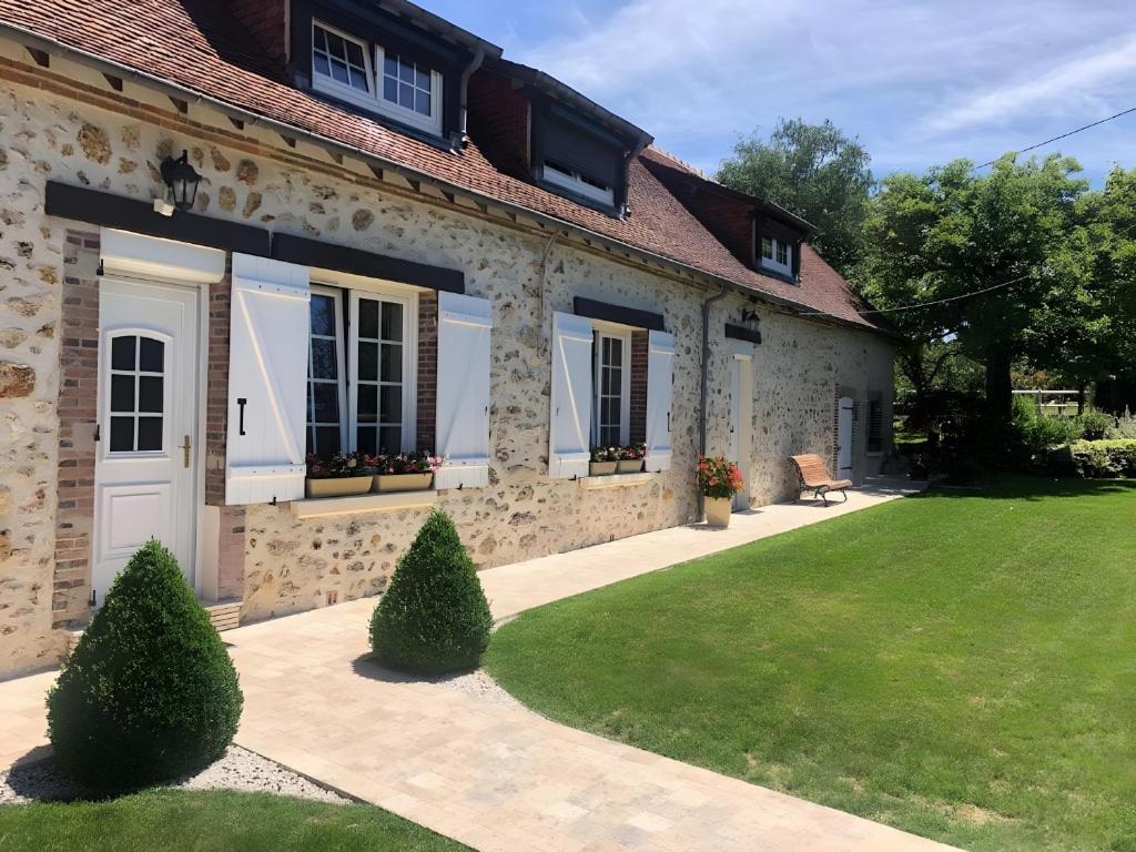 a house with a lawn in front of it at Suite familiale - Gîte du Moulin in La Noue