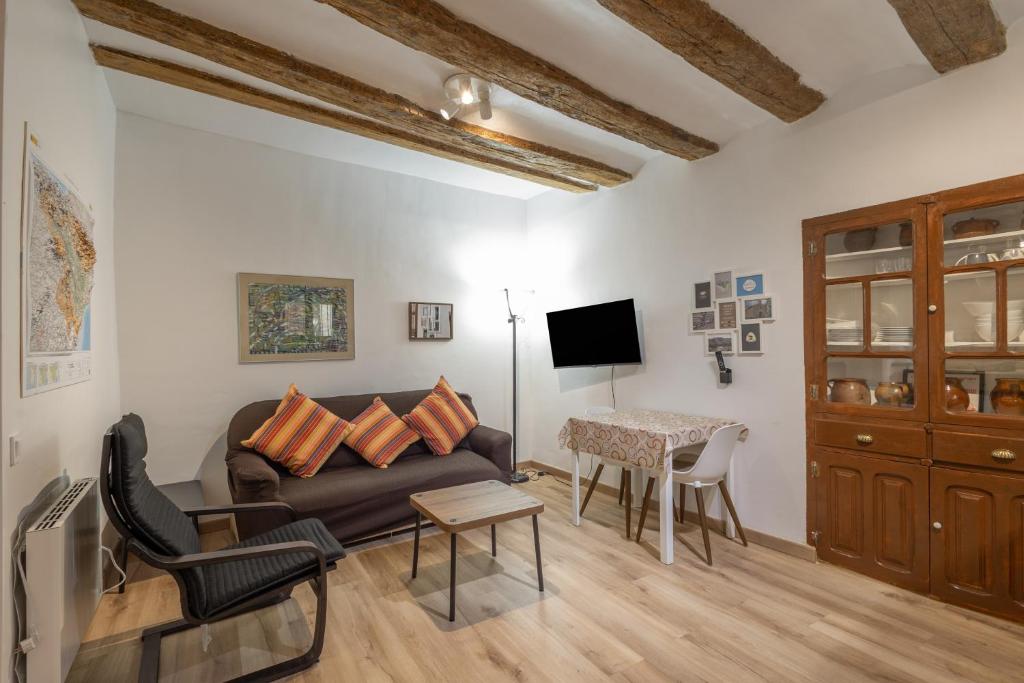 a living room with a couch and a table at Mayor 10 in Ejulve
