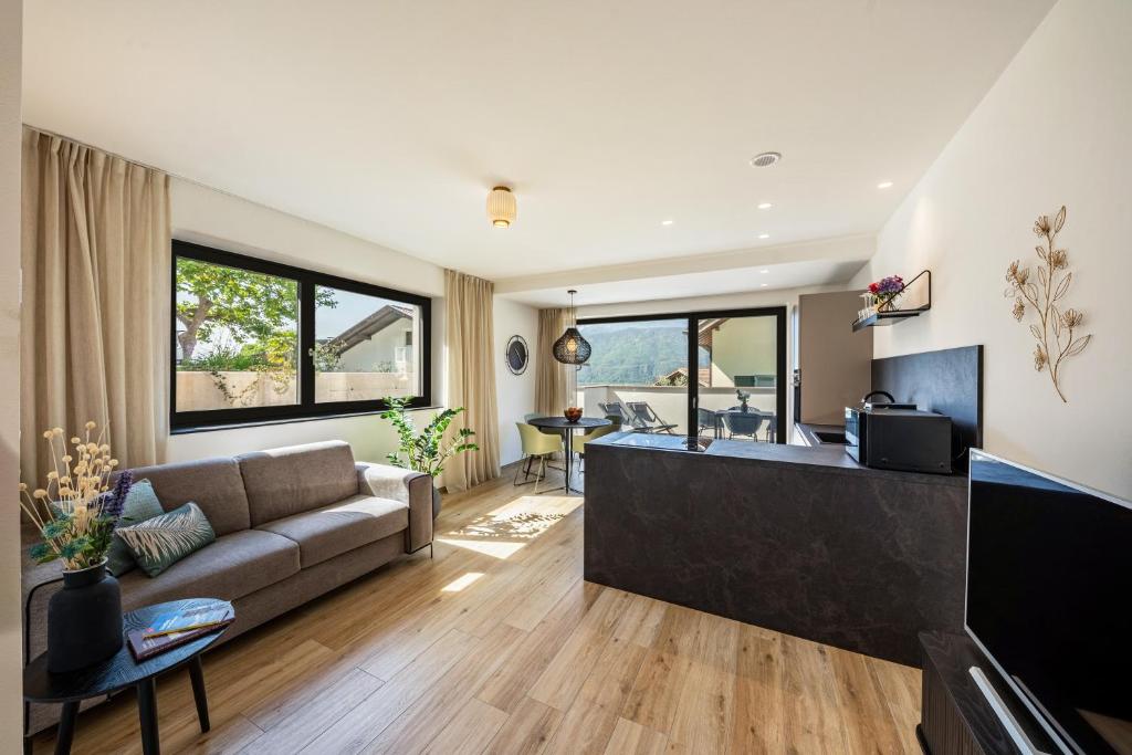 a living room with a couch and a table at Videre Lodge Gantkofel in Gargazzone