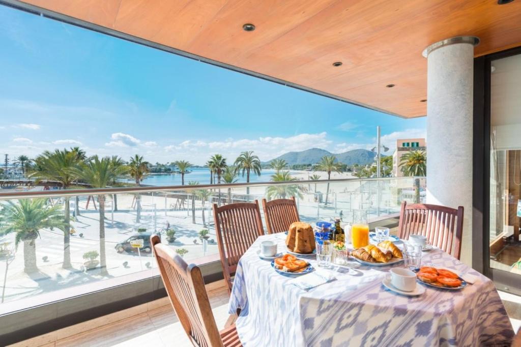 a table with food and a view of the ocean at Marítimo 46 in Alcudia