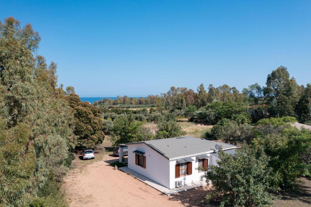 an aerial view of a white house in the middle of a dirt road at Foxi lioni in Tertenìa