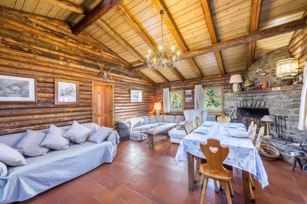 a living room with a couch and a fireplace at Chalet complet in Antey-Saint-André