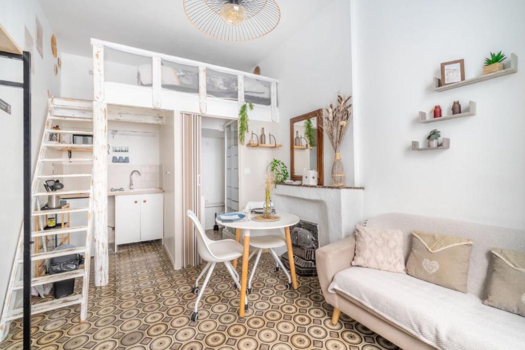 a living room with a couch and a table at Logement cosy centre Beaucaire - C2 in Beaucaire