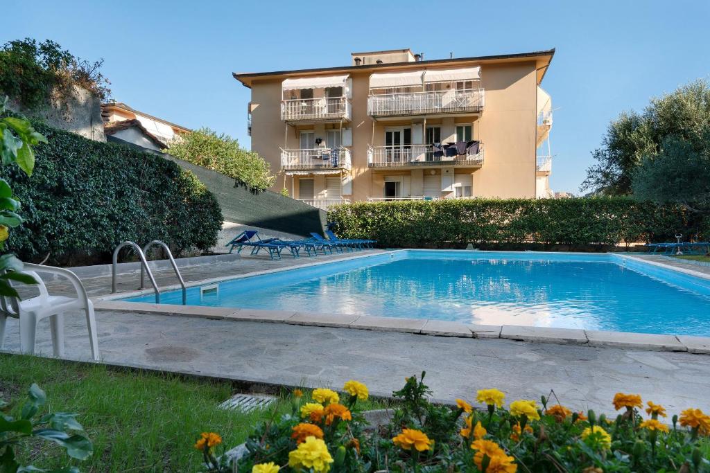 a swimming pool in front of a building at Casa Sole e Mare in Arenzano