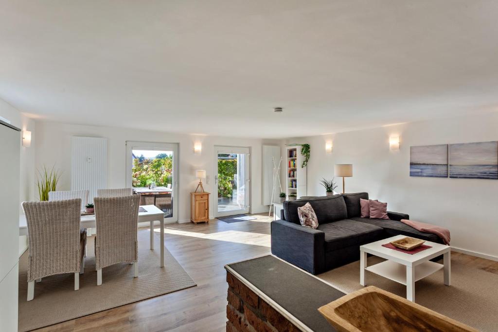 a living room with a couch and a table at Ferienwohnung Gabler in Möhnesee