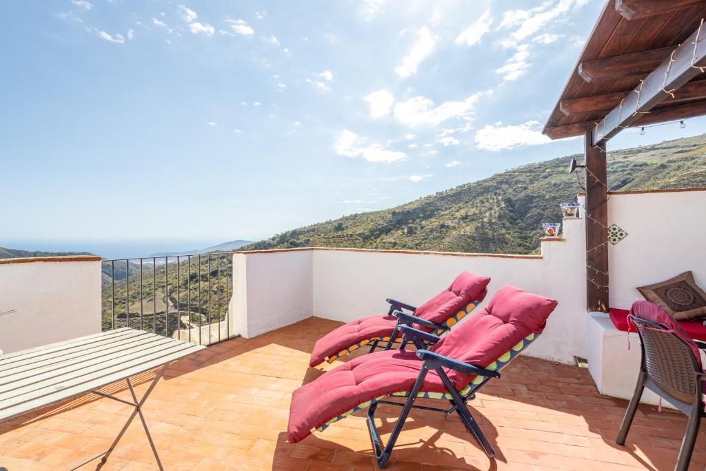a balcony with chairs and a view of the ocean at Zarzamora de Rubite in Rubite
