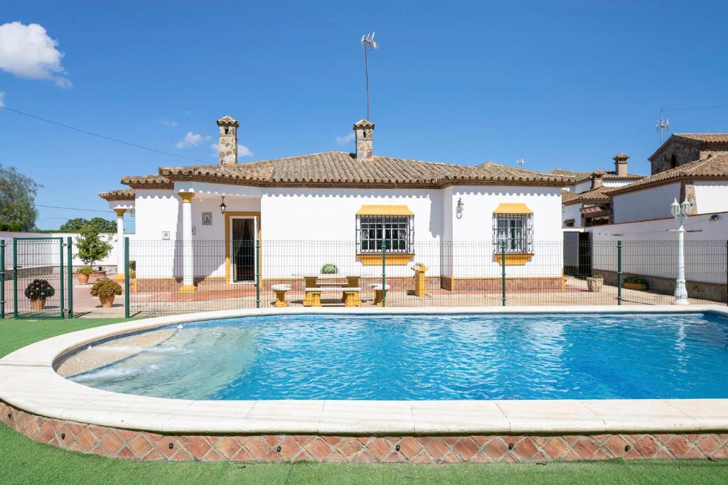 a house with a swimming pool in the yard at Villa Carmen in Hozanejos