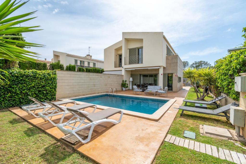 an image of a house with a swimming pool at Astur - Moderno Chalet Con Piscina in Puigderrós
