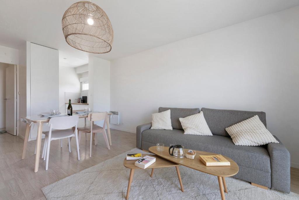 a living room with a couch and a table at Les terrasses de Kerhos in Camaret-sur-Mer