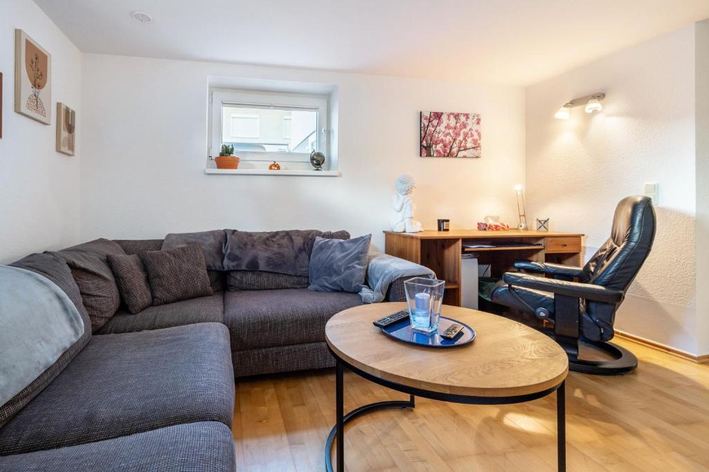 a living room with a couch and a table at Modernes Apartment am Deister in Springe