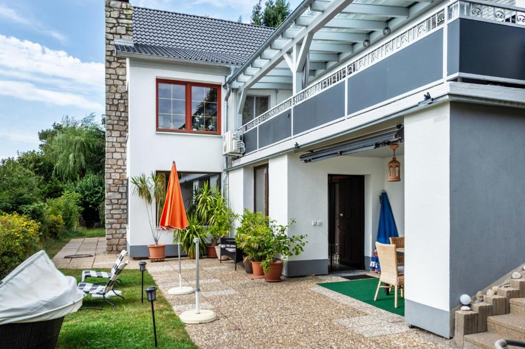 a house with umbrellas in the yard at Ferienwohnung Brenda in Schillingsfürst