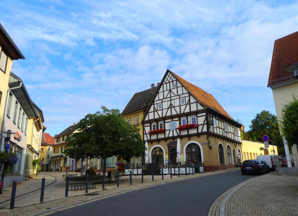 an old building in the middle of a street at Ferienwohnung Hasi 2 am Kurpark in Bad Frankenhausen