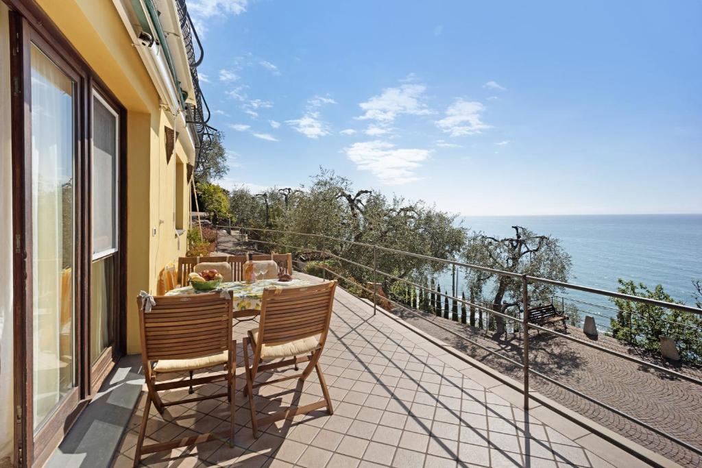 a balcony with a table and chairs and the ocean at Casa Pepe in Imperia