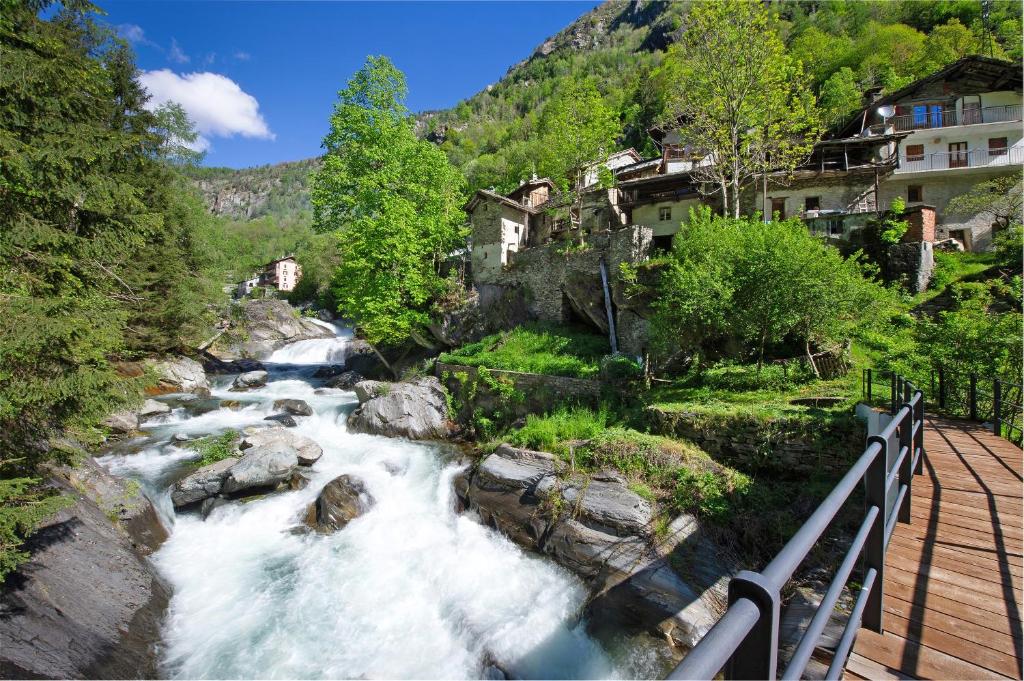 a river with rapids in the middle of a mountain at Casa Savin 35 in Pontboset