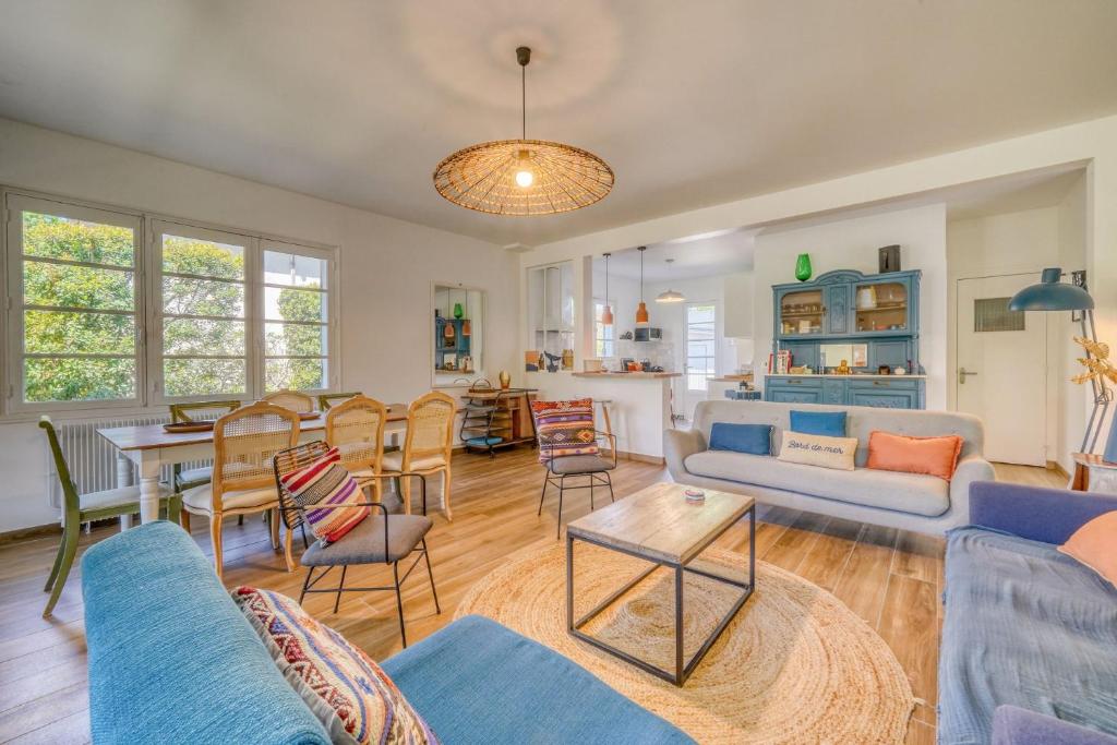 a living room with a couch and a table at Maison Côté Bassin in Arcachon