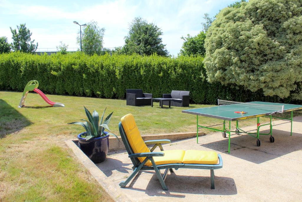 a ping pong table and two chairs and a ping pong table with at Ty Bénodet - Maison de vacances in Bénodet