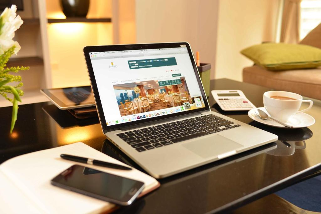 Discovery Suites Manila, Philippines的电视和/或娱乐中心