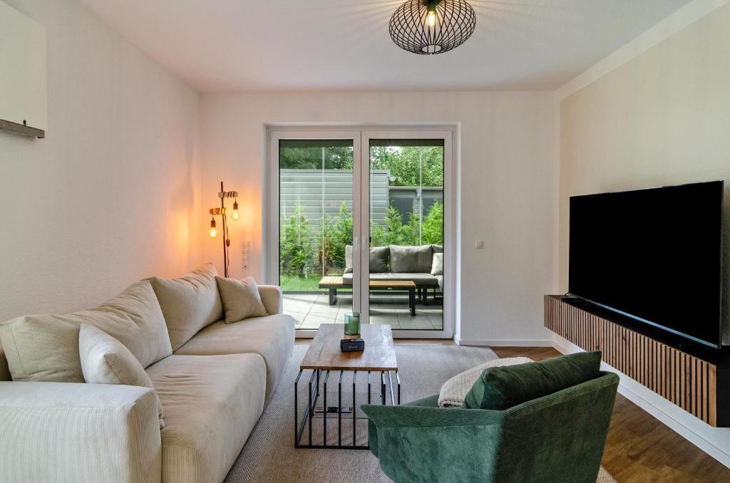 a living room with a couch and a tv at Fewo Luisa in Bad Zwischenahn