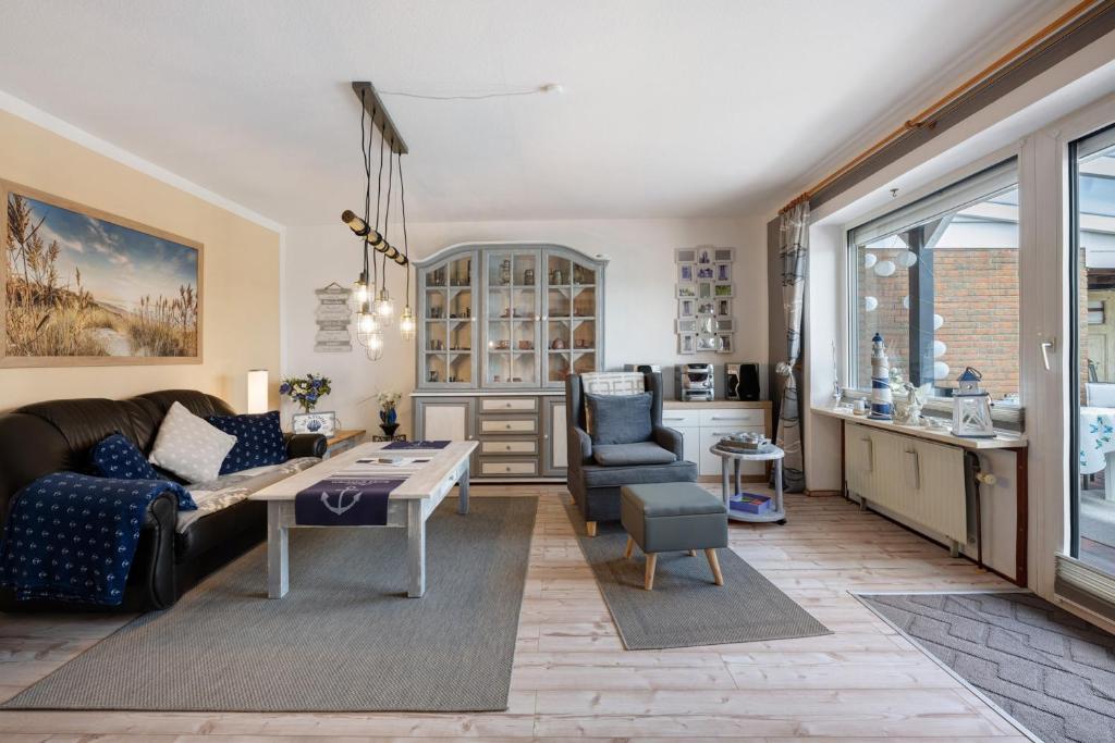 a living room with a couch and a table at Ferienwohnung Heimathafen in Lensahn