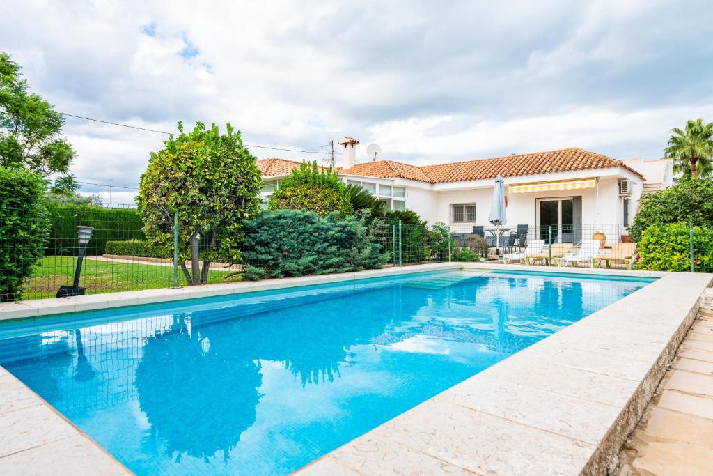 a swimming pool in front of a house at Mario in Vinarós