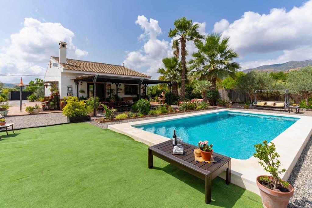 a house with a swimming pool in a yard at Casa Villa Pinale Álora in Alora