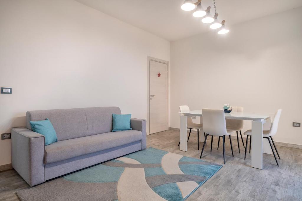 a living room with a couch and a table at Thomas' House in Alghero