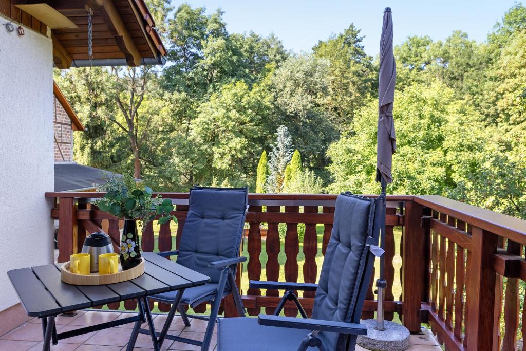 a patio table and two chairs on a deck at Ferienwohnung Kleinbreitenbach in Plaue