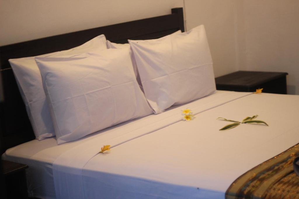 Postel nebo postele na pokoji v ubytování Akalanka Homestay